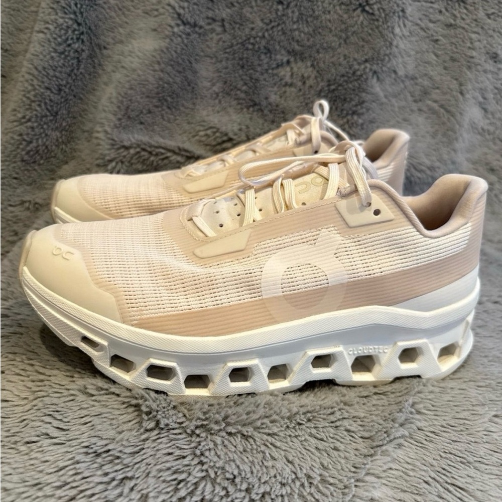 On Cloudmonster Void - image 1